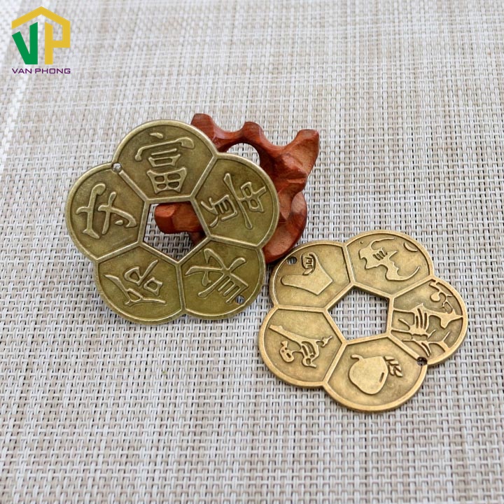 Sử dụng ba đồng hoa mai để hóa giải nhà vệ sinh