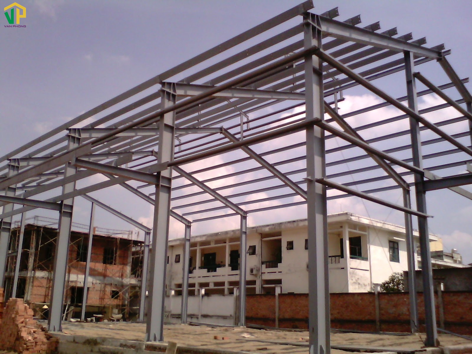 Khi phần móng chắc chắn, tiến hành xây dựng phần khung nhà