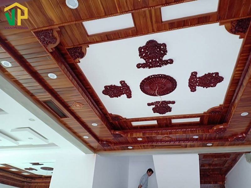 Trần nhà gỗ công nghiệp độc đáo với các hoa văn trạm trổ 